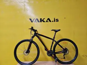 Rautt og svart Specialized fjallahjól