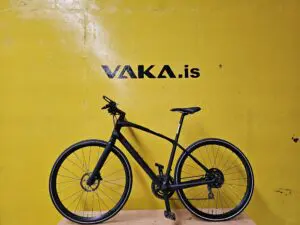 Svart specialized Sirrus city bike