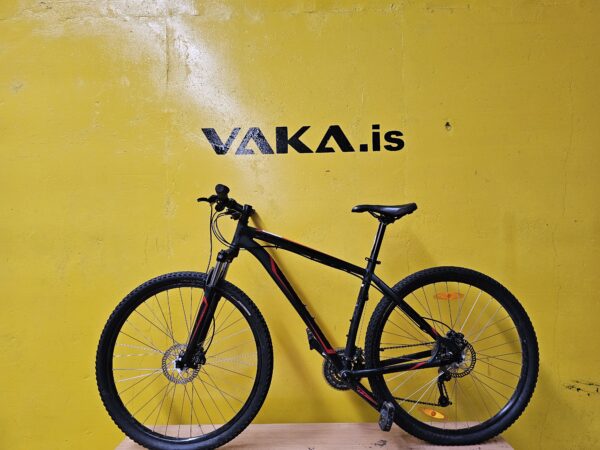 Rautt og svart Specialized fjallahjól