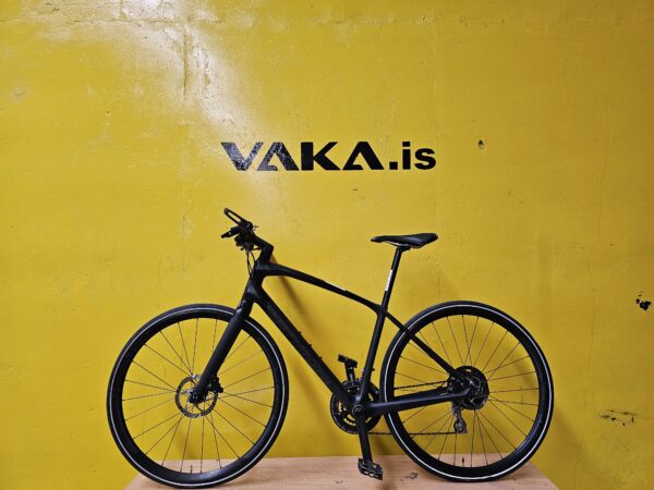 Svart specialized Sirrus city bike