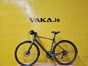 Specialized Sirrus reiðhjól, grátt svart og rautt.